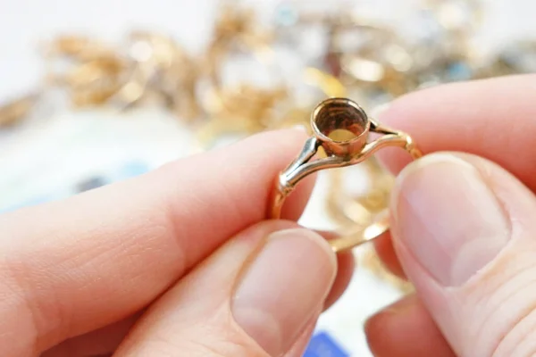 Juwelier Schaut Sich Schönen Ring Juwelier Inspiziert Und Überprüft Pfandleihkonzept — Stockfoto