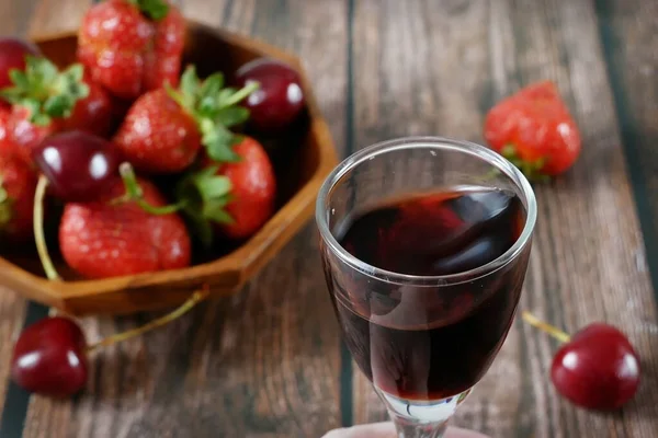 Glas Med Vin Saftiga Färska Välsmakande Jordgubbar Och Körsbär Skål — Stockfoto