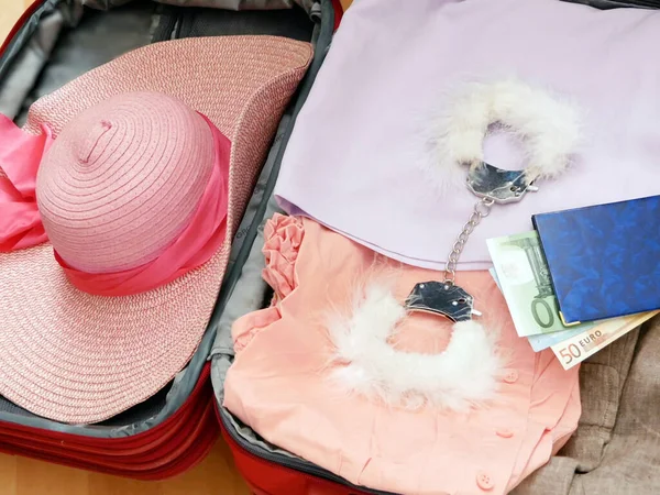 Valise Voyage Chapeau Soleil Sous Vêtements Menottes Pour Jeux Pour — Photo