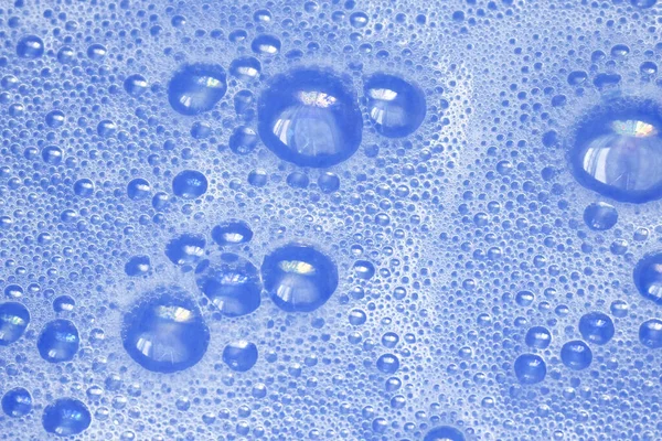 带泡沫背景的蓝色水 泡沫洗碗液 — 图库照片