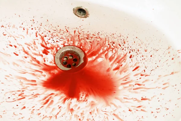 Banyodaki Beyaz Lavaboya Kan Dökülüyor — Stok fotoğraf