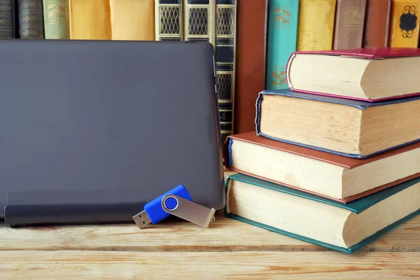 Laptop Apple Many Books Wooden Background Learning Concept Top View — Stock Photo, Image