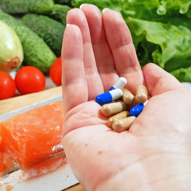 Sağlıklı gıda haplara karşı. Somon, sebze, meyve, ilaç ve uyuşturucuya karşı. Kavram