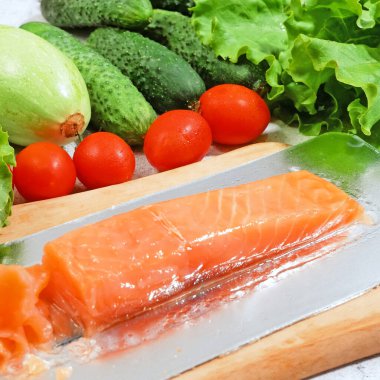 Yeşil marul ve sebzeli taze somon balığı, yeşil salata.