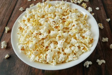 Beyaz kâse manzaralı lezzetli patlamış mısır.