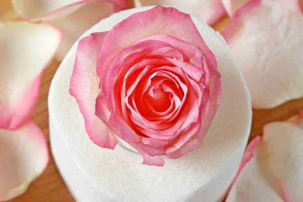 Toilettenpapier Mit Schönen Rosa Rosenblüten Und Blütenblättern Auf Hölzernem Hintergrund — Stockfoto
