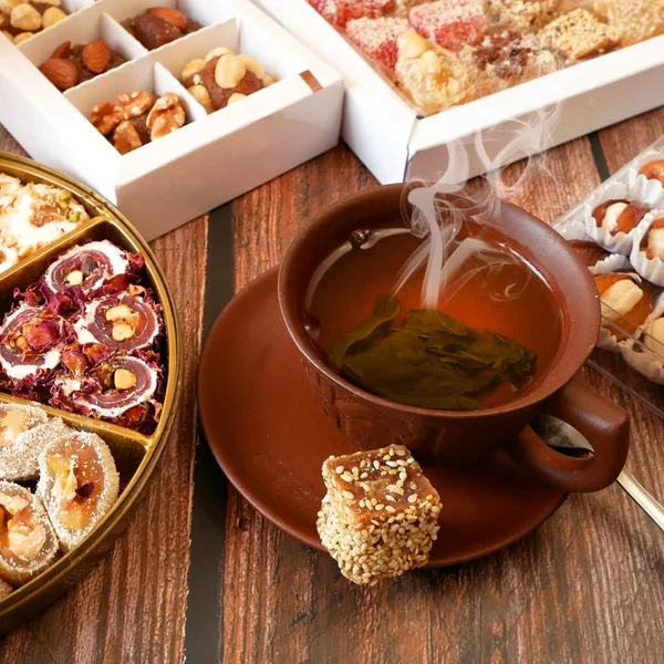 Bir Fincan Çay Fındık Şeker Kutu Arkaplanda Tarihler Yakın Plan — Stok fotoğraf