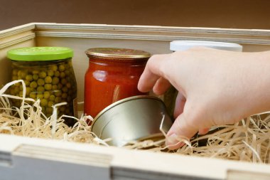 Bağış gıda konsepti, içinde ürünler olan ahşap kutu, bedava yiyecek konsepti, meyve, yağ şişesi ve konserve yiyecek, yiyecek yardımı. 