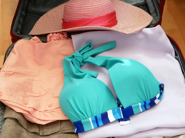 Valise Voyage Chapeau Soleil Passeports Sur Fond Bois Pose Plate — Photo