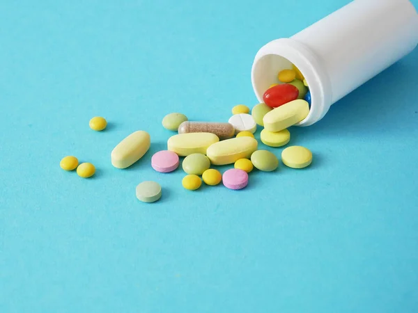 Viele Pillen Kapseln Und Medikamente Auf Blauem Bakcground Nahaufnahme — Stockfoto