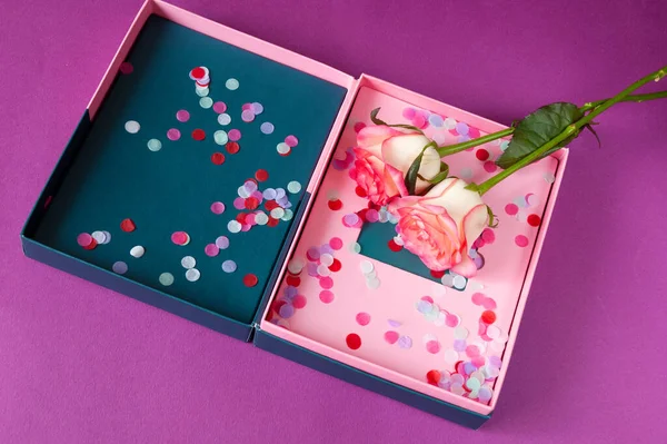 Schöne Rosa Rosen Strauß Und Schachtel Mit Konfetti — Stockfoto