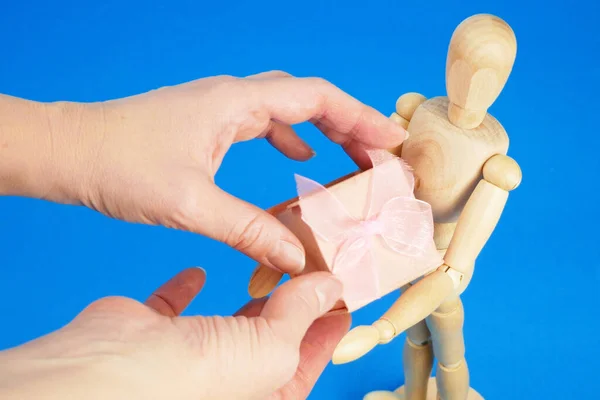 Hand Mit Medizinischen Handschuhen Legte Papiertüte Mit Lebensmitteln Und Waren — Stockfoto