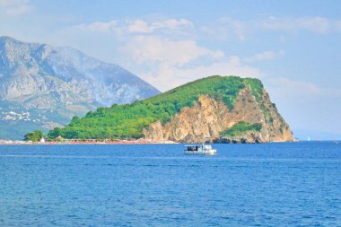 Denizde Budva yakınlarındaki Aziz Nicholas Adası, Karadağ, Budva, zaman aşımı