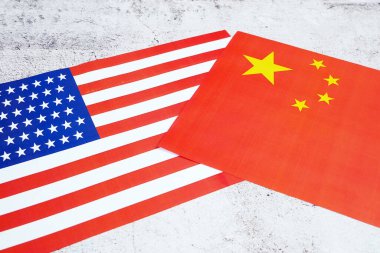 ABD & Çin - anlaşmazlık, ABD ve Çin bayrakları. ABD ve Çin arasındaki ilişki çatışması. Ticaret anlaşması konsepti