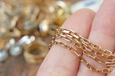 Beyaz arka planda büyük altın zincir, rehinci konsepti, kuyumcu konsepti, yakın plan.