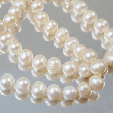 Kuyumcu büyüteçle inci kolyeye bakıyor, mücevher kontrolü ve doğrulama, rehinci konsepti, kuyumcu dükkânı konsepti.