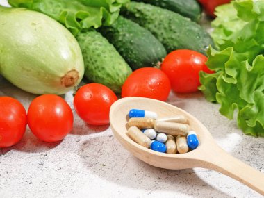 Sağlıklı gıda haplara karşı. Somon, sebze, meyve, ilaç ve uyuşturucuya karşı. Kavram