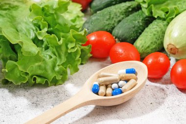 Sağlıklı gıda haplara karşı. Somon, sebze, meyve, ilaç ve uyuşturucuya karşı. Kavram