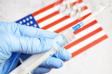 Aşılı şırınga, Rusya Federasyonu bayrağının arka planında bir eldivende, Coronavirus 'a karşı aşı, Warp Hızı Operasyonu