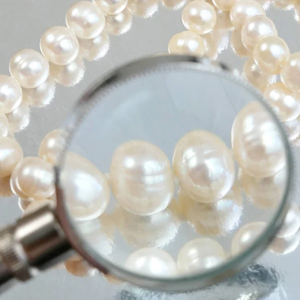 Joyero Mirando Collar Perlas Través Lupa Inspeccionar Verificar Joyas Concepto —  Fotos de Stock