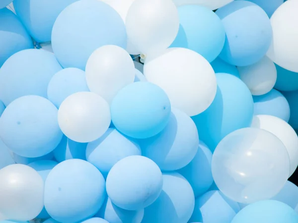 Många Färgglada Ballonger Dekorerad Vägg Bakgrund Blå Och Vita Ballonger — Stockfoto