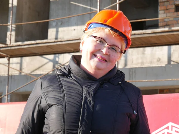 Feamle Engineer Bauhelm Auf Blauem Hintergrund — Stockfoto