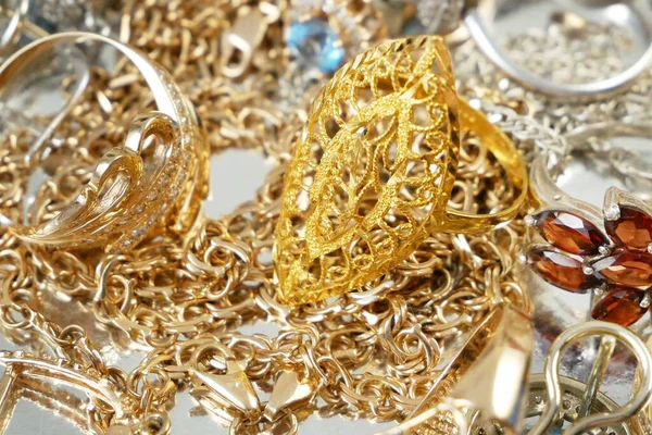 Altın Gümüş Para Mücehverleri Tefeci Konsepti Kuyumcu Büyüteçle Mücevhere Bakıyor — Stok fotoğraf