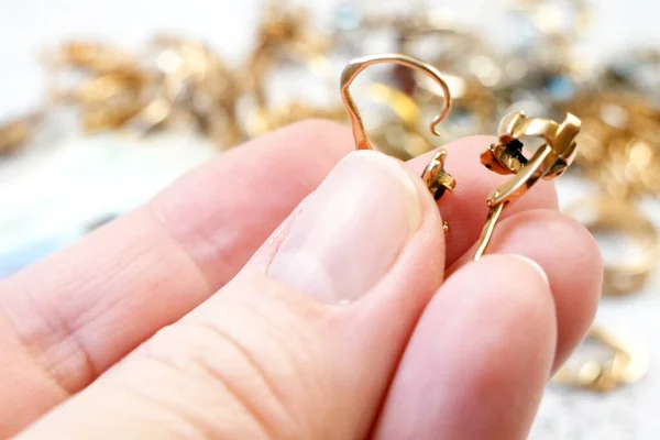 Altın Gümüş Para Mücehverleri Tefeci Konsepti Kuyumcu Büyüteçle Mücevhere Bakıyor — Stok fotoğraf
