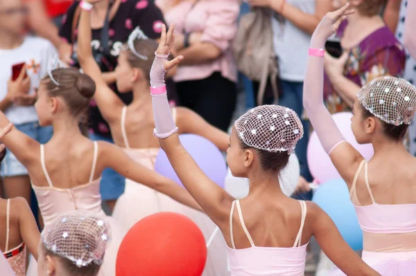 Grupp Unga Ballerinor Balett Scenkonst Framför Publiken — Stockfoto