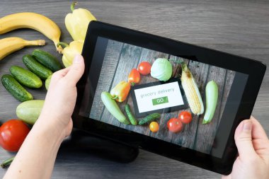 Organik sebzeler ve pamuk torbada meyveler ve cep telefonu fotokopi alanı, çevrimiçi pazar, ev konseptinde yeşil market teslimatı, online konsept satın al