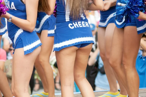 Grupp Unga Cheerleaders Utföra Flickor Håller Pompons — Stockfoto