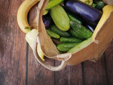 Taze kabak, kabak, domates, marul ve sebzeler gri arka planda, sağlıklı gıda konsepti