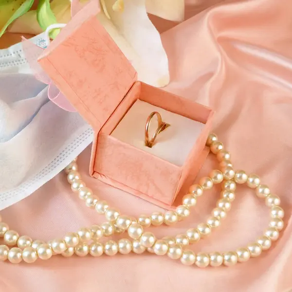 Trauringe Einer Geschenkbox Mit Blumen Und Perlenkette — Stockfoto