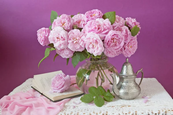 Weltlehrertagskonzept Blumenstrauß Landkarte Globus Und Bücher Stapeln Sich — Stockfoto