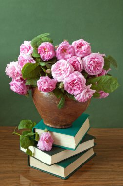 Dünya Öğretmenler Günü konsepti. Çiçekler demet, harita, küre ve kitaplar yığın