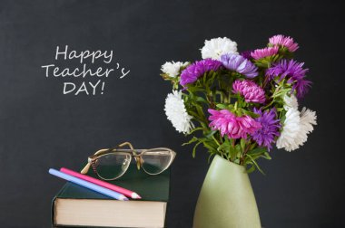 Dünya Öğretmenler Günü konsepti. Çiçekler demet, harita, küre ve kitaplar yığın