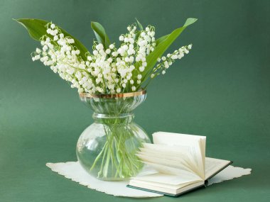 Dünya Öğretmenler Günü konsepti. Çiçekler demet, harita, küre ve kitaplar yığın