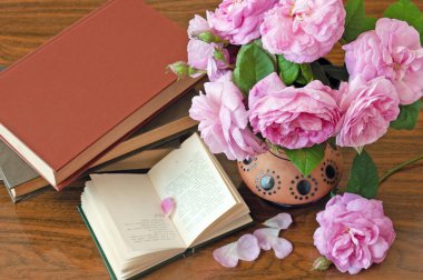 Dünya Öğretmenler Günü konsepti. Çiçekler demet, harita, küre ve kitaplar yığın