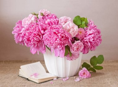 Dünya Öğretmenler Günü konsepti. Çiçekler demet, harita, küre ve kitaplar yığın