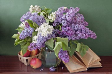 Dünya Öğretmenler Günü konsepti. Çiçekler demet, harita, küre ve kitaplar yığın