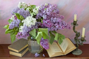 Dünya Öğretmenler Günü konsepti. Çiçekler demet, harita, küre ve kitaplar yığın