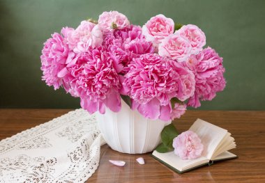 Dünya Öğretmenler Günü konsepti. Çiçekler demet, harita, küre ve kitaplar yığın