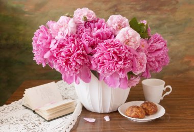 Dünya Öğretmenler Günü konsepti. Çiçekler demet, harita, küre ve kitaplar yığın