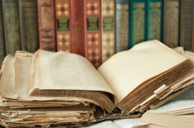 Elmalı, küreli, kalemli ve okul tahtasındaki kalemli kitap yığını. Öğretmenler Günü konsepti