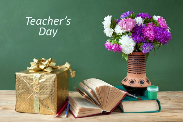 Dünya Öğretmenler Günü Konsepti Çiçekler Demet Harita Küre Kitaplar Yığın — Stok fotoğraf