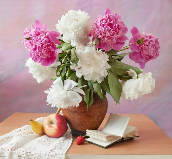 Weltlehrertagskonzept Blumenstrauß Landkarte Globus Und Bücher Stapeln Sich — Stockfoto