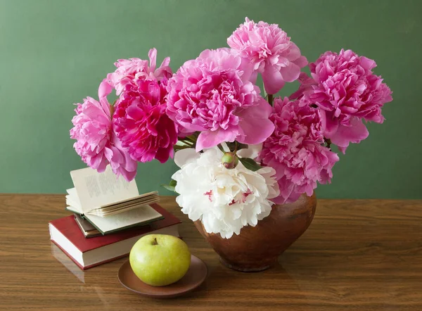 Weltlehrertagskonzept Blumenstrauß Landkarte Globus Und Bücher Stapeln Sich — Stockfoto