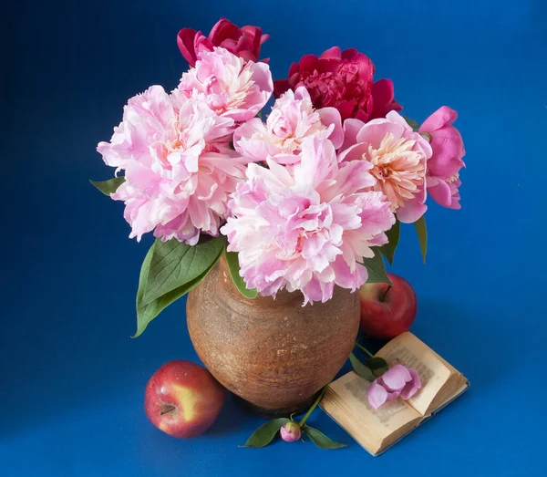 World Teacher Day Concept Flowers Bunch Map Globe Books Pile — Stock Photo, Image