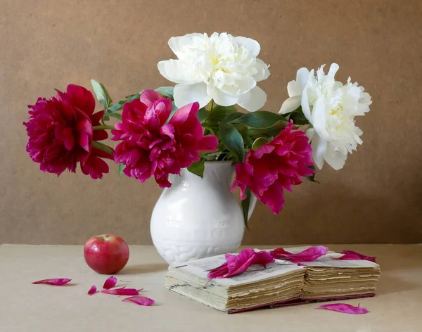 Weltlehrertagskonzept Blumenstrauß Landkarte Globus Und Bücher Stapeln Sich — Stockfoto