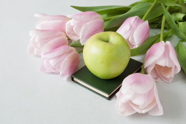 Weltlehrertagskonzept Blumenstrauß Landkarte Globus Und Bücher Stapeln Sich — Stockfoto